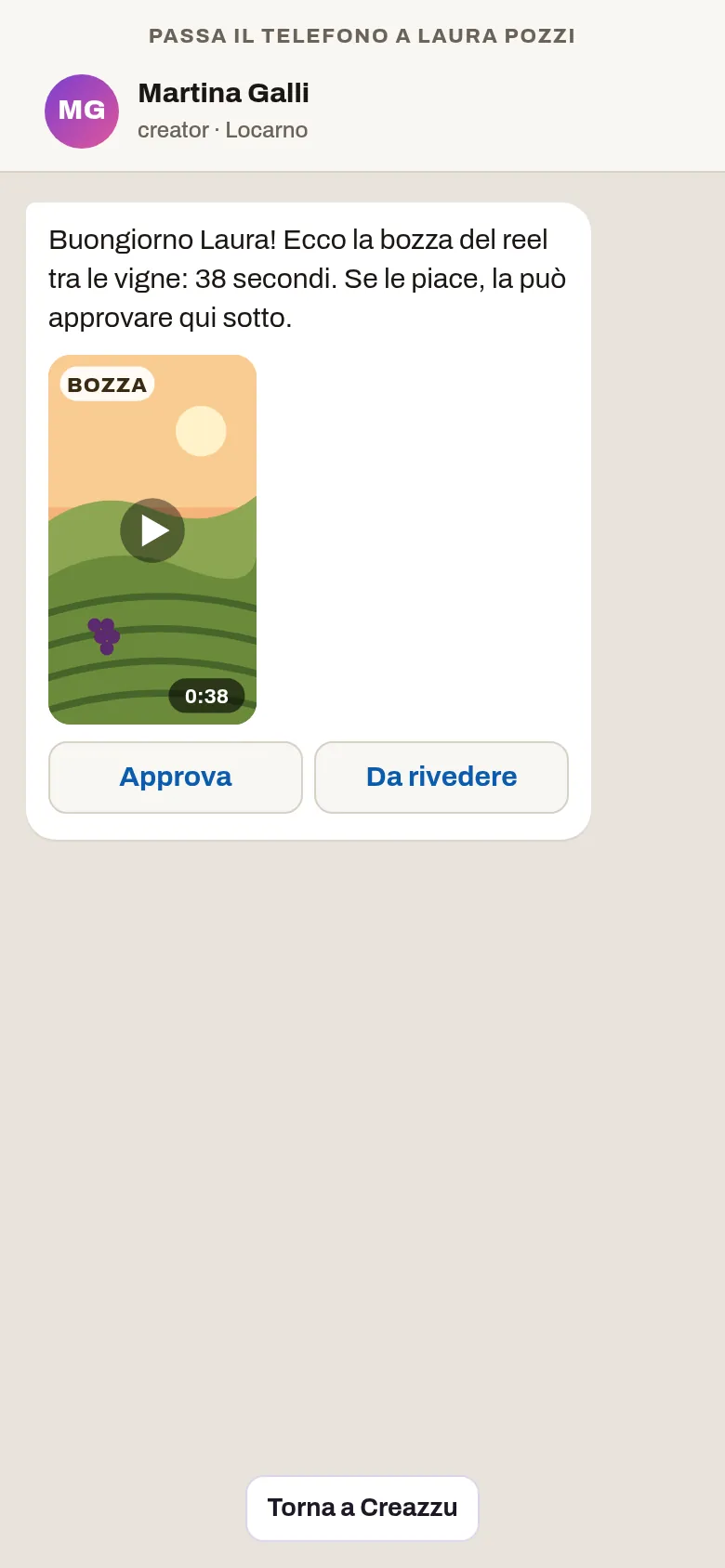 La bozza del reel sul telefono della creator, passato a chi segue il brand: «Approva» o «Da rivedere»
